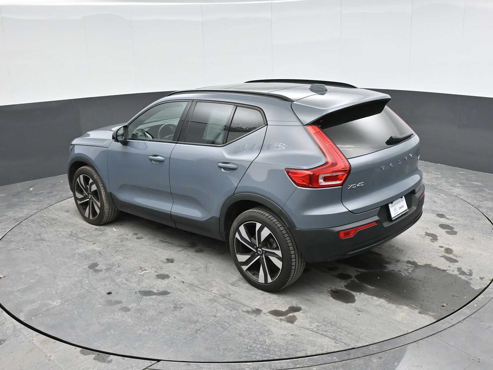 2023 Volvo XC40 Plus Dark Theme