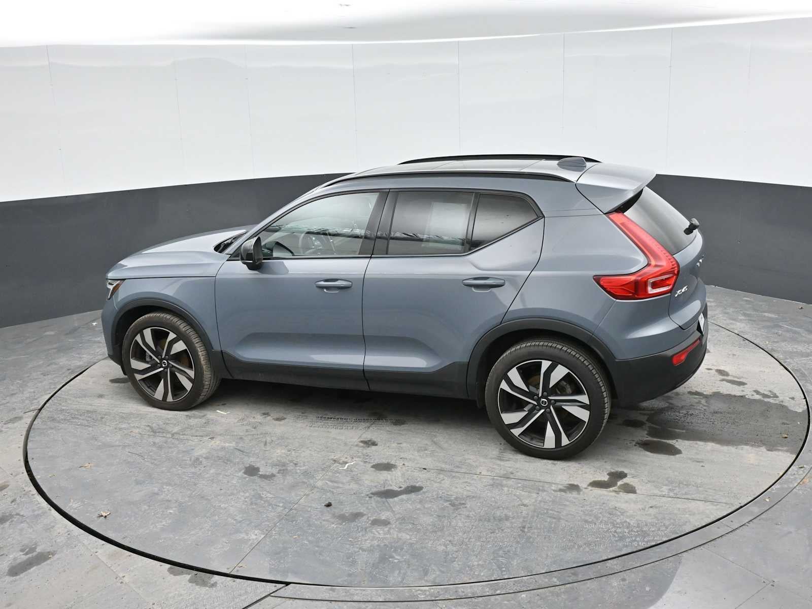 2023 Volvo XC40 Plus Dark Theme