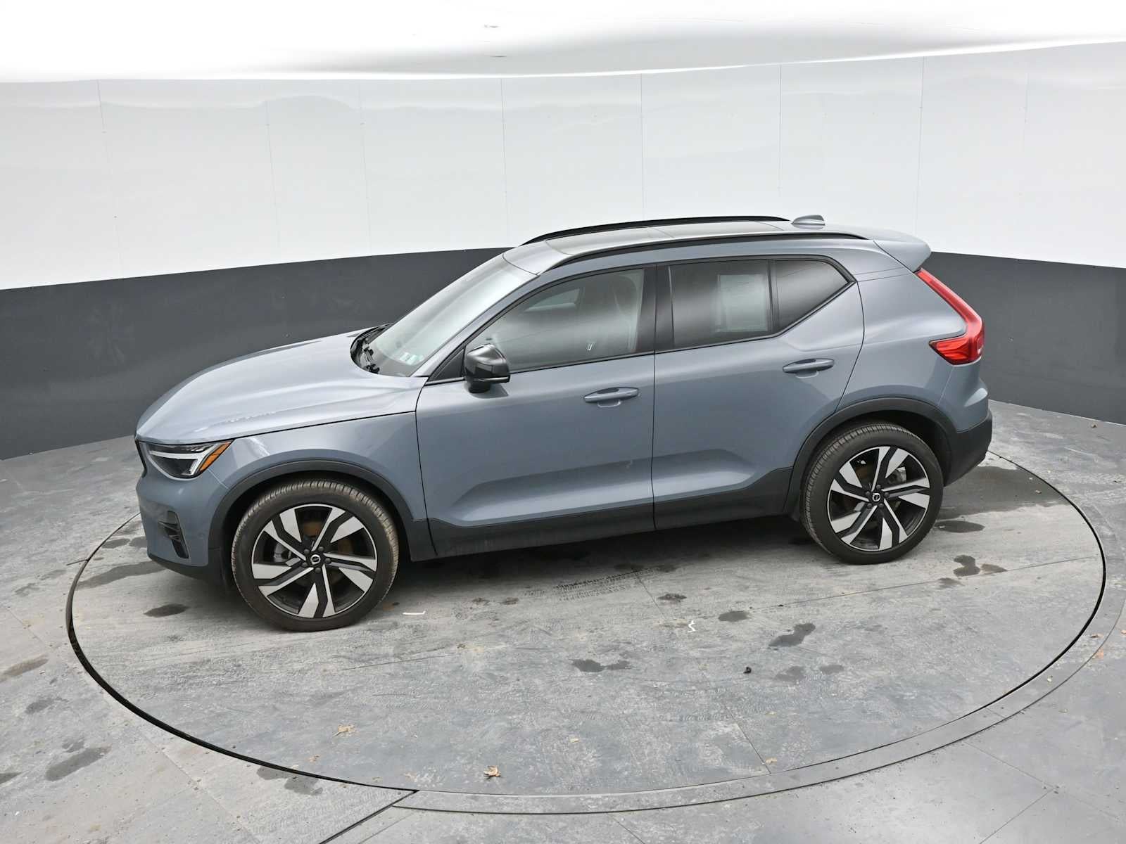 2023 Volvo XC40 Plus Dark Theme