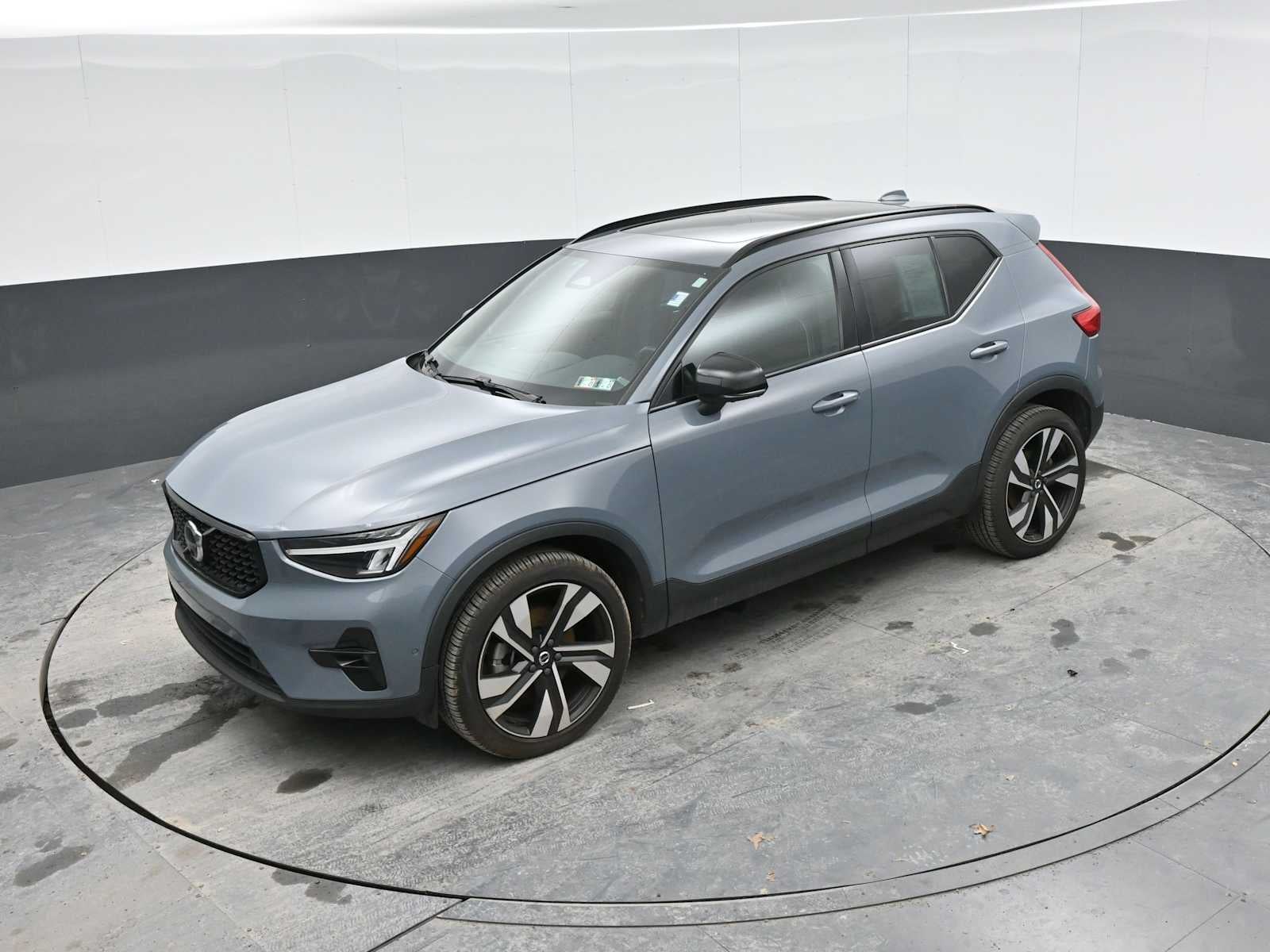 2023 Volvo XC40 Plus Dark Theme