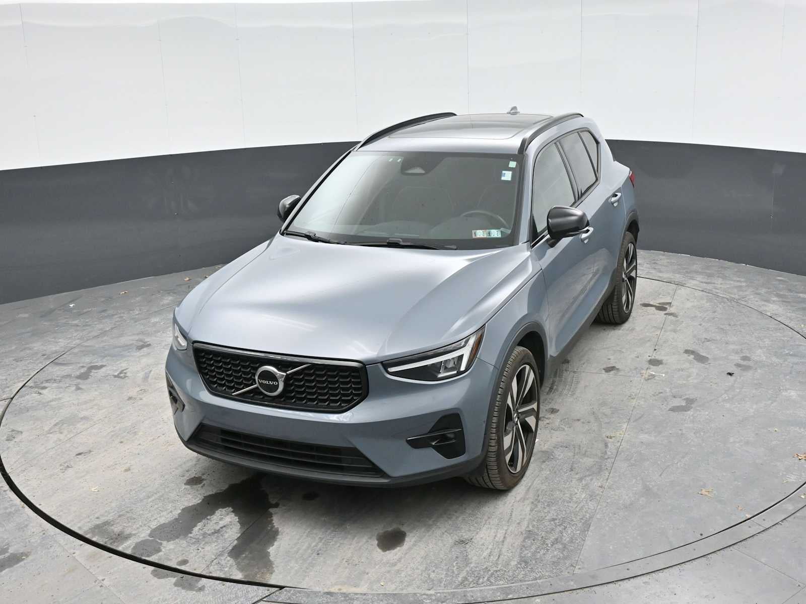 2023 Volvo XC40 Plus Dark Theme