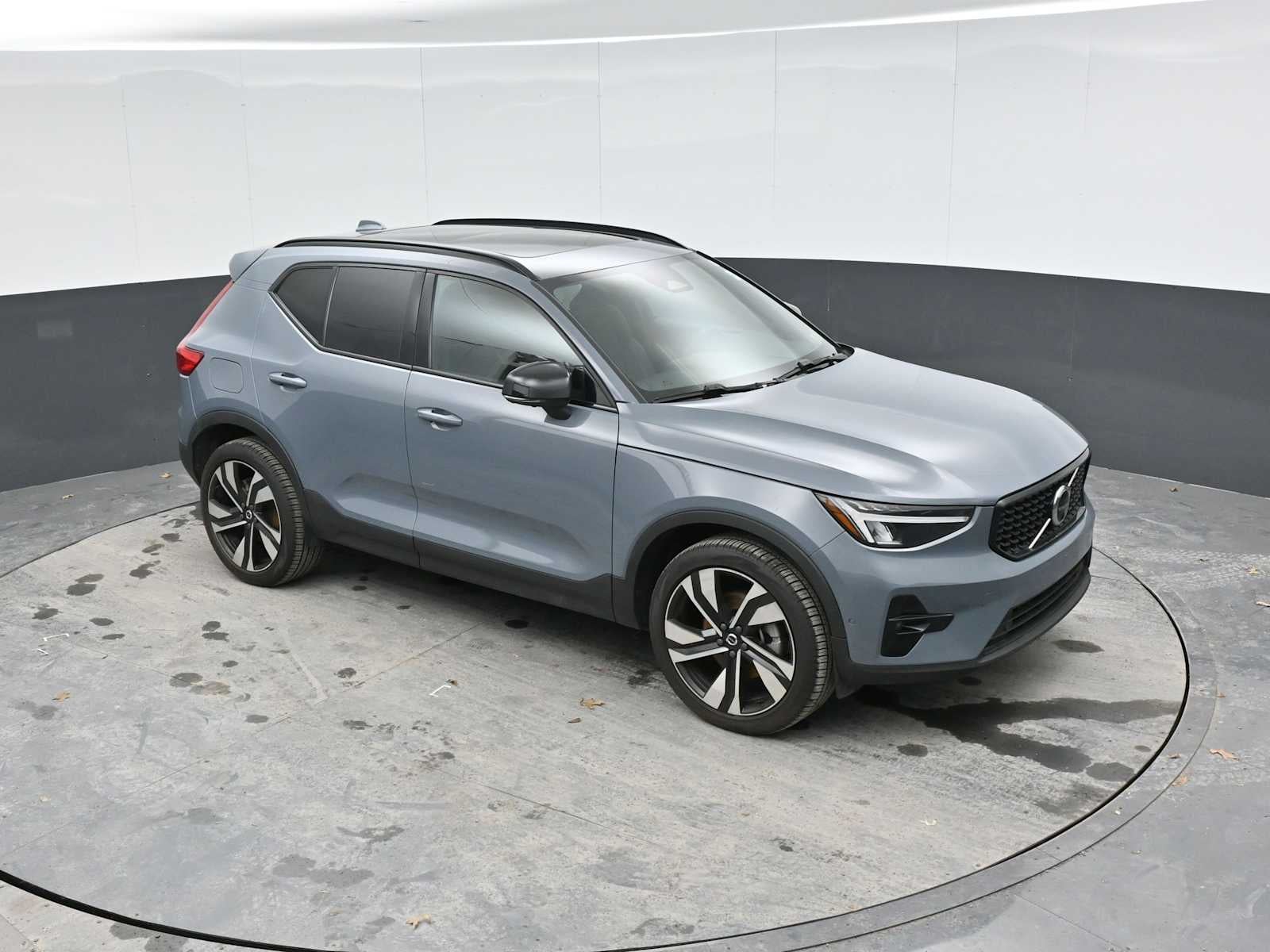 2023 Volvo XC40 Plus Dark Theme
