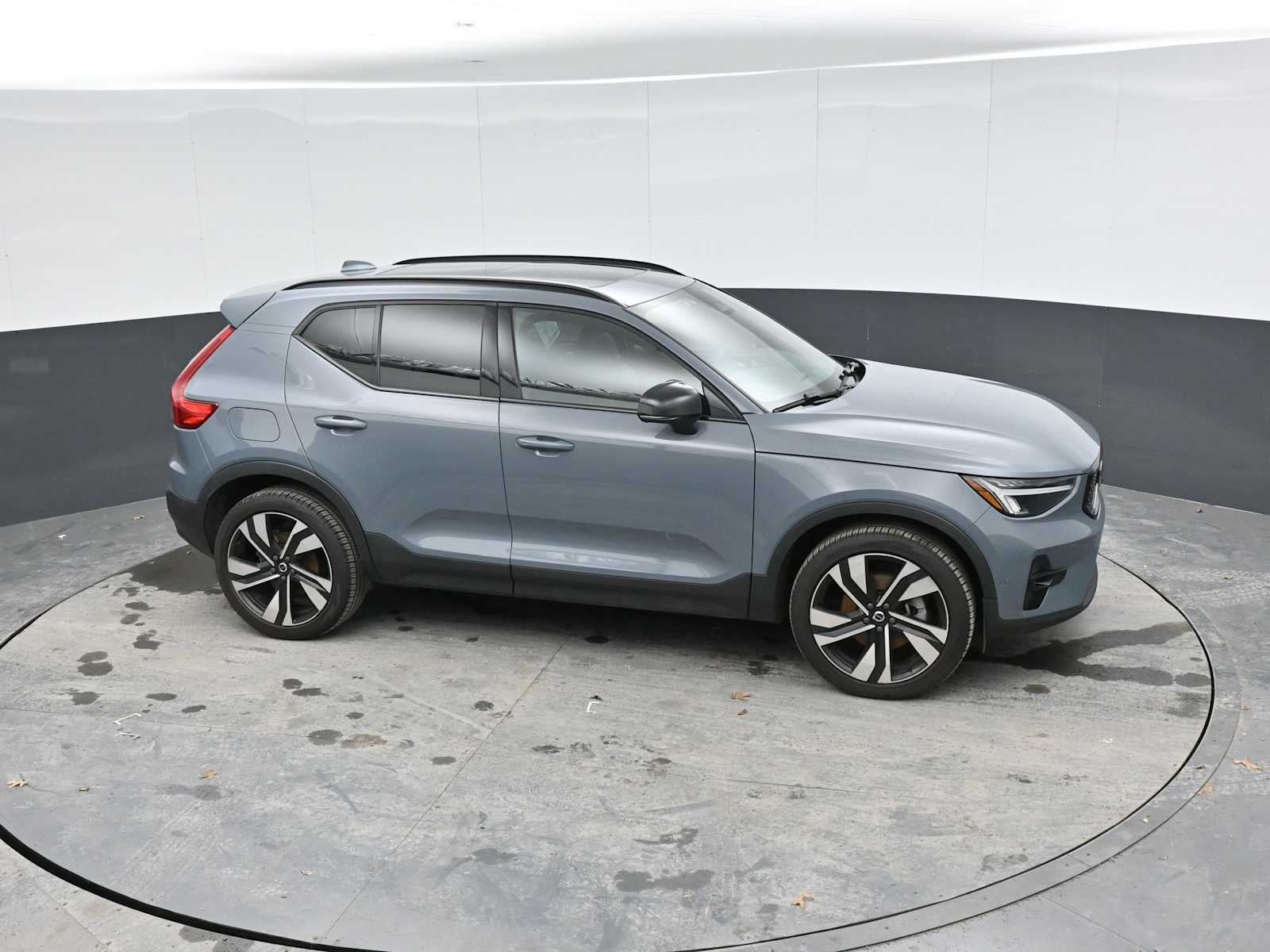 2023 Volvo XC40 Plus Dark Theme