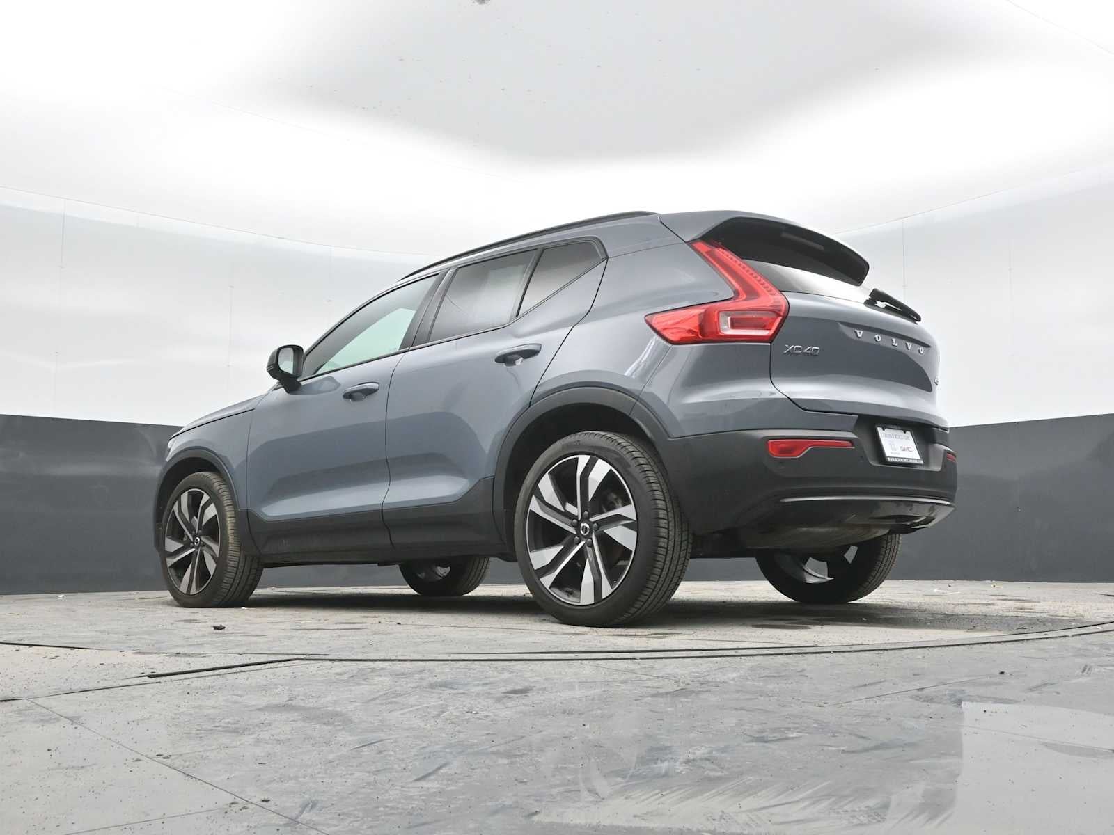 2023 Volvo XC40 Plus Dark Theme