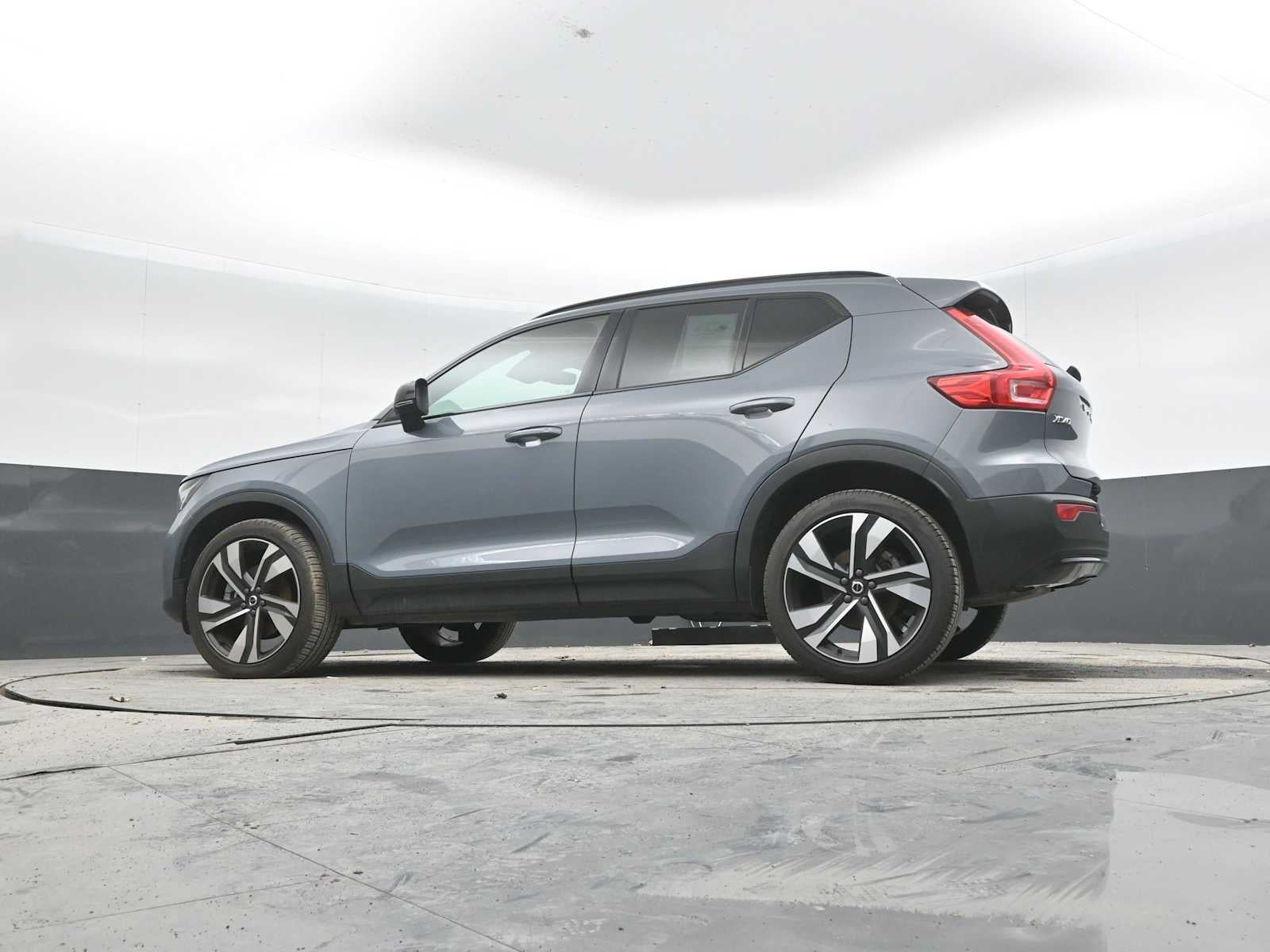 2023 Volvo XC40 Plus Dark Theme