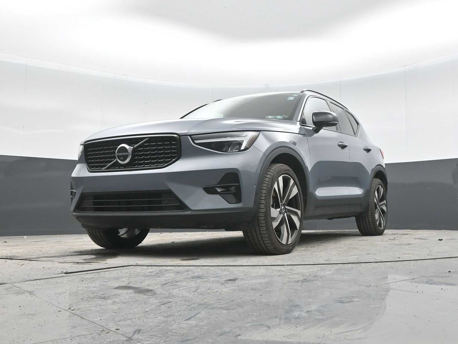 2023 Volvo XC40 Plus Dark Theme