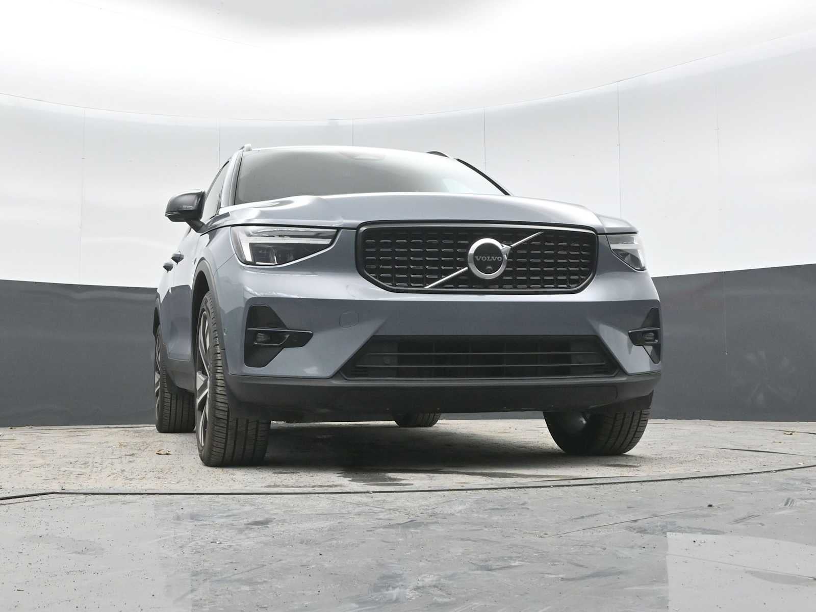 2023 Volvo XC40 Plus Dark Theme