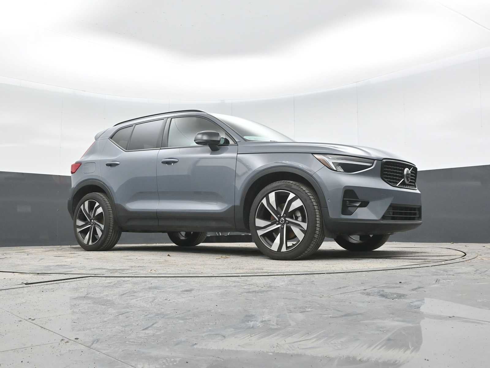 2023 Volvo XC40 Plus Dark Theme