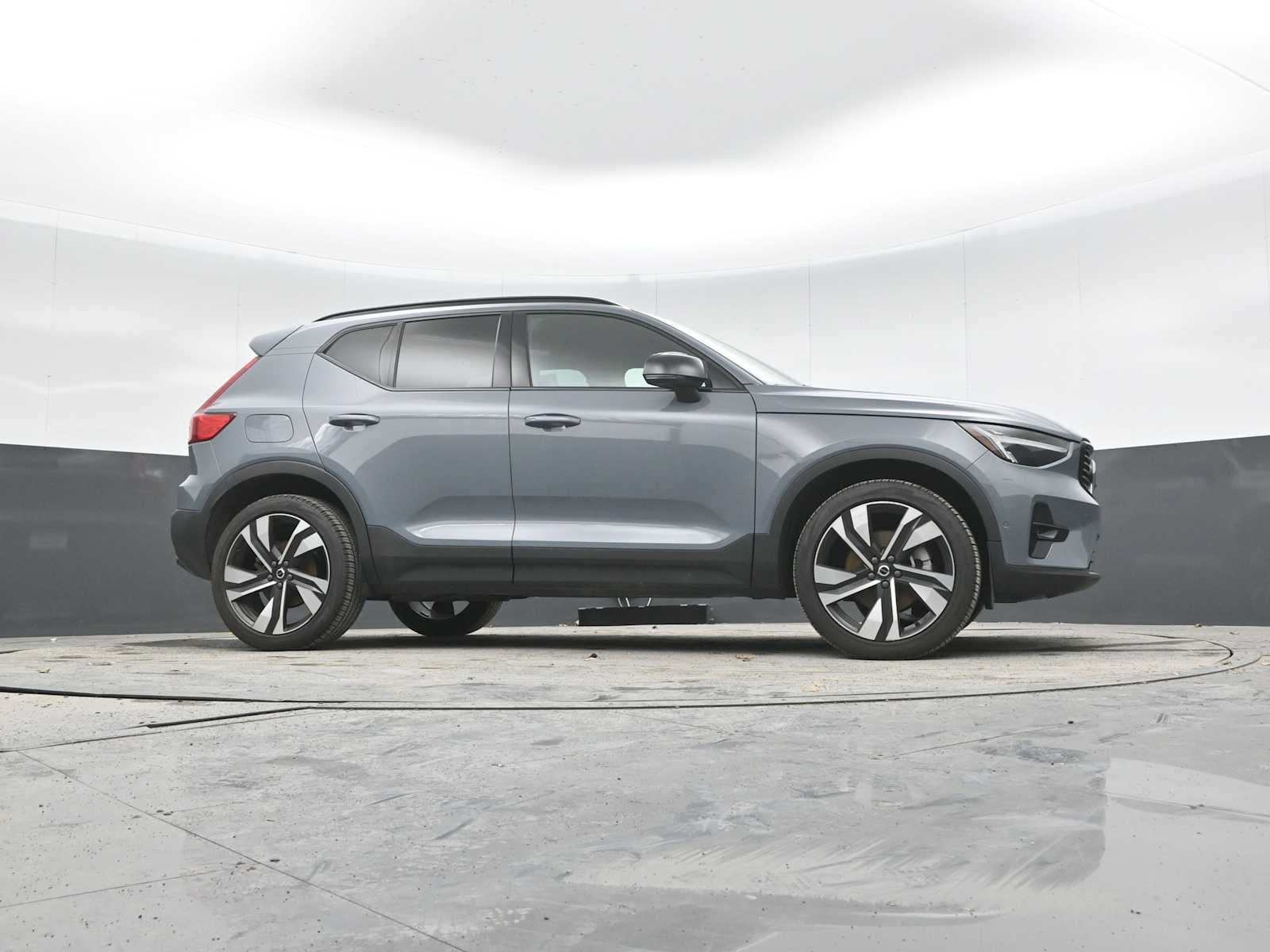 2023 Volvo XC40 Plus Dark Theme