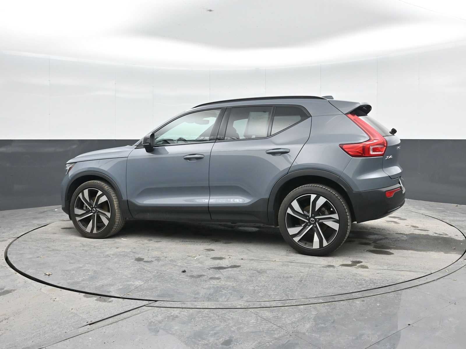 2023 Volvo XC40 Plus Dark Theme