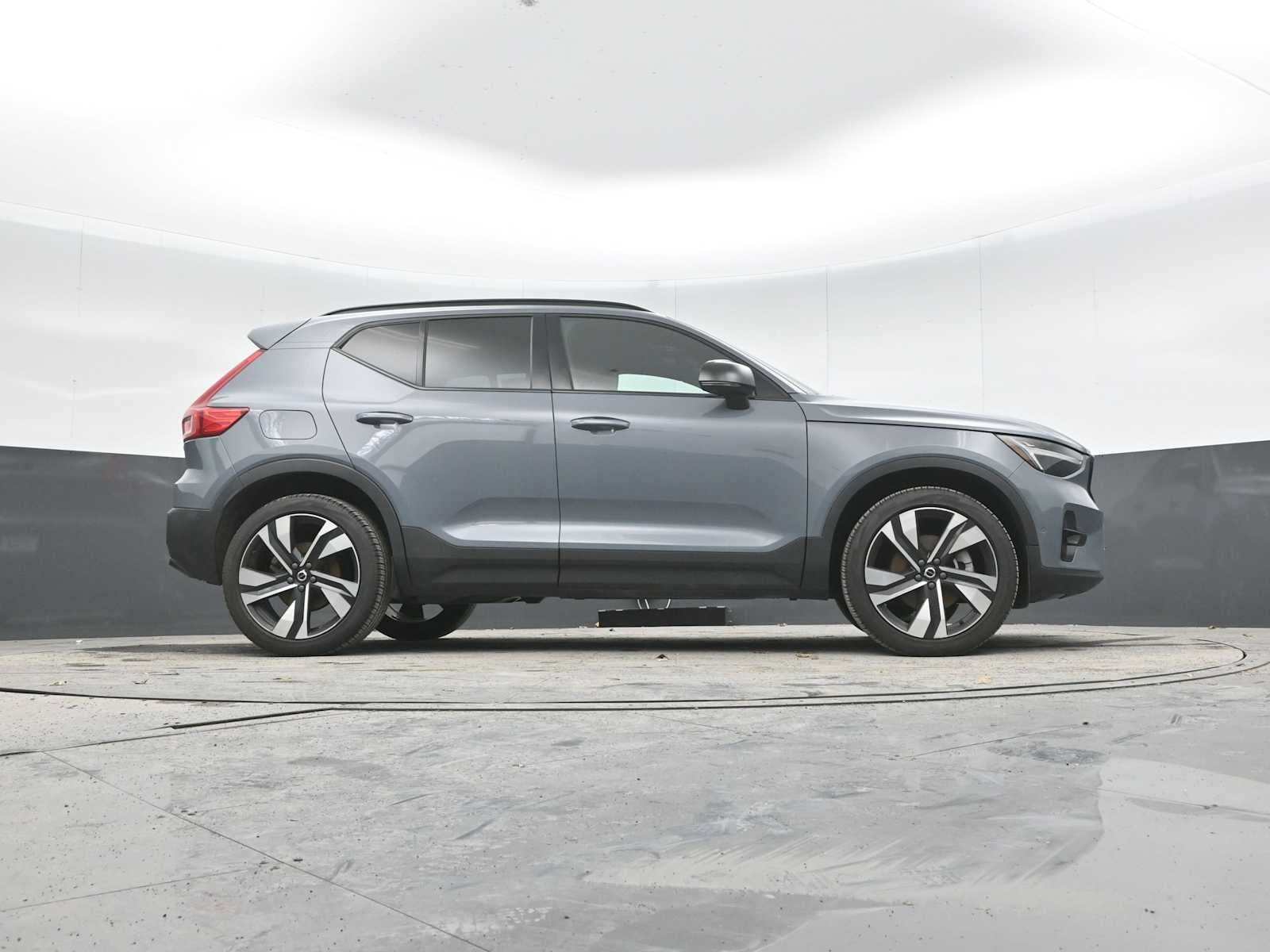 2023 Volvo XC40 Plus Dark Theme