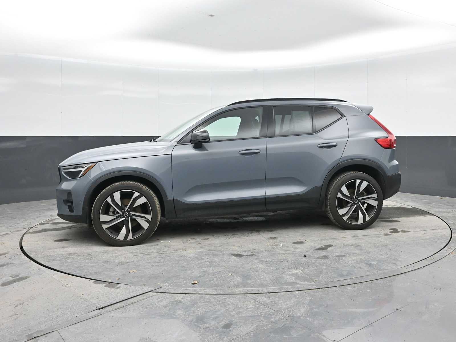 2023 Volvo XC40 Plus Dark Theme