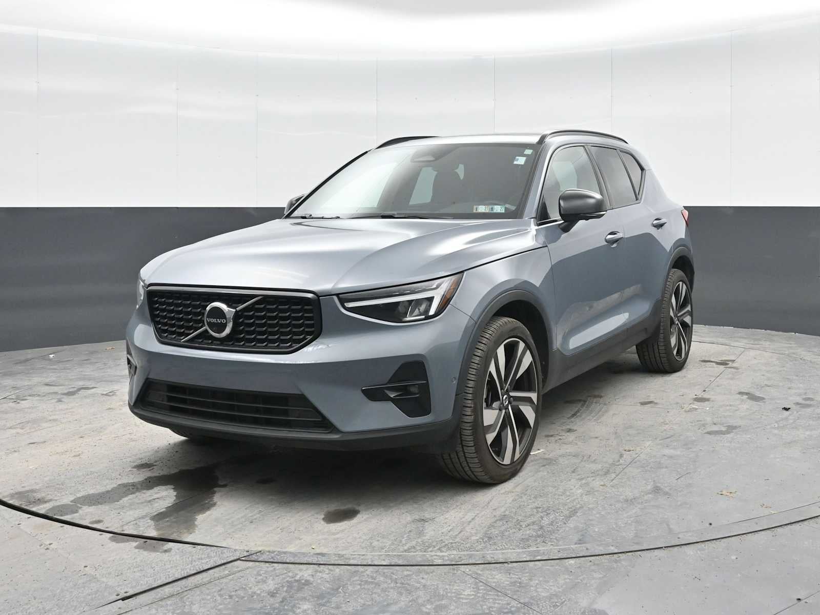 2023 Volvo XC40 Plus Dark Theme