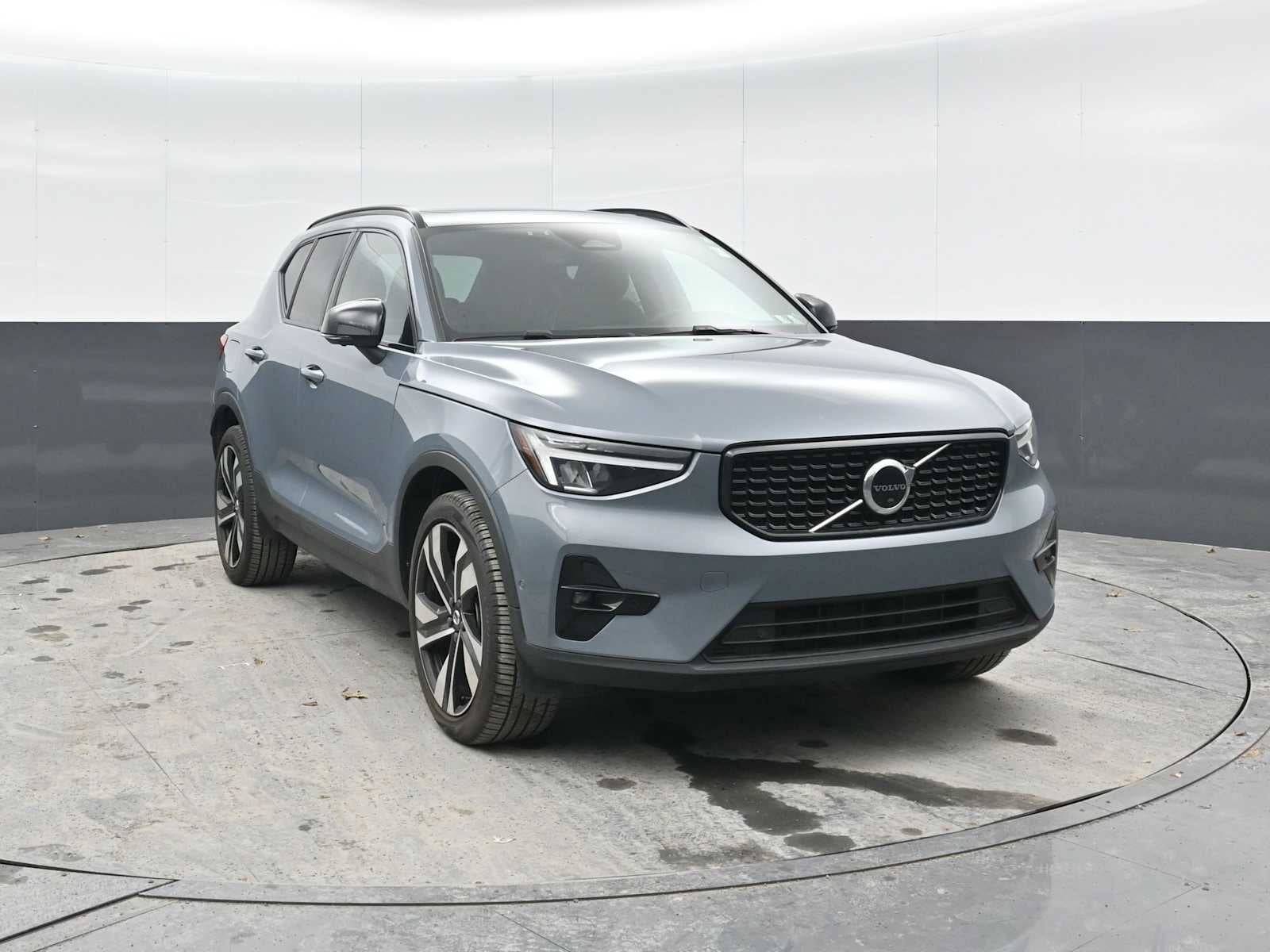2023 Volvo XC40 Plus Dark Theme