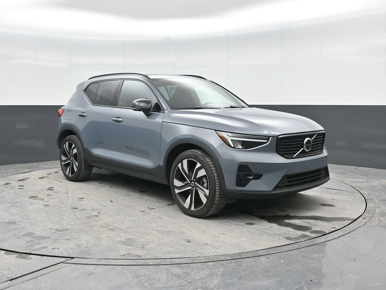 2023 Volvo XC40 Plus Dark Theme
