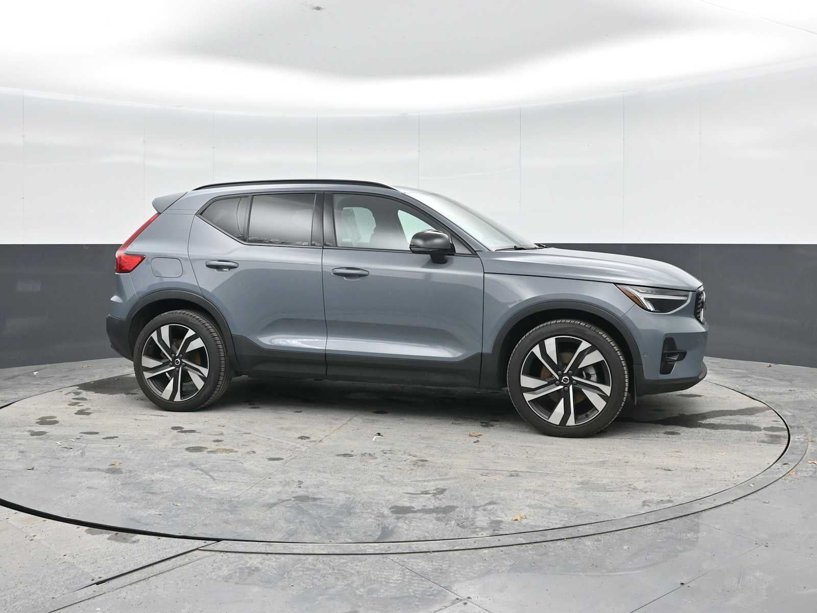 2023 Volvo XC40 Plus Dark Theme