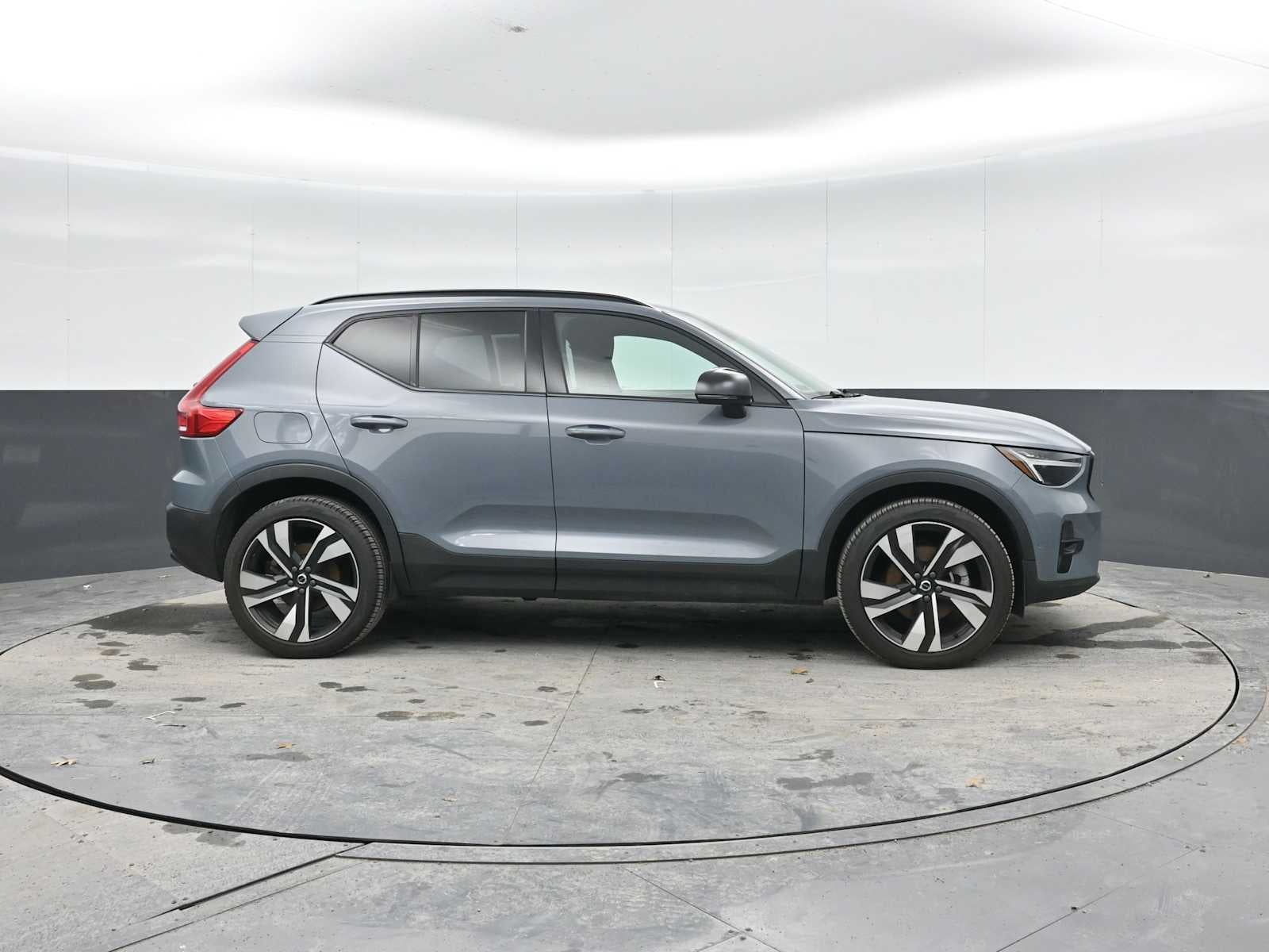 2023 Volvo XC40 Plus Dark Theme
