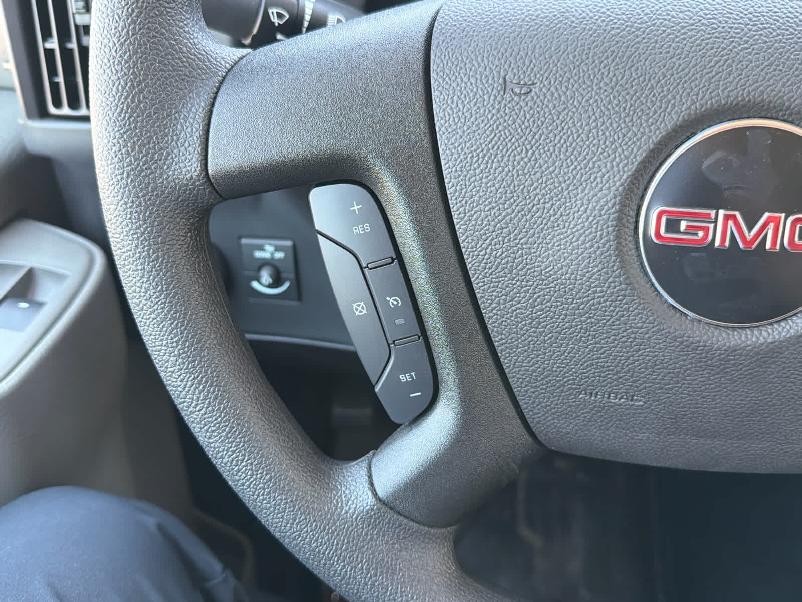 2025 GMC Savana Cutaway 3500 1WT