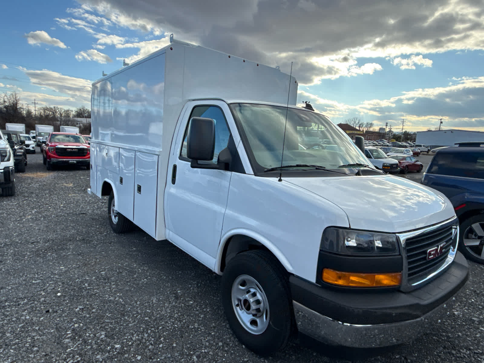 2025 GMC Savana Cutaway 3500 1WT