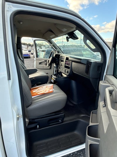 2025 GMC Savana Cutaway 3500 1WT