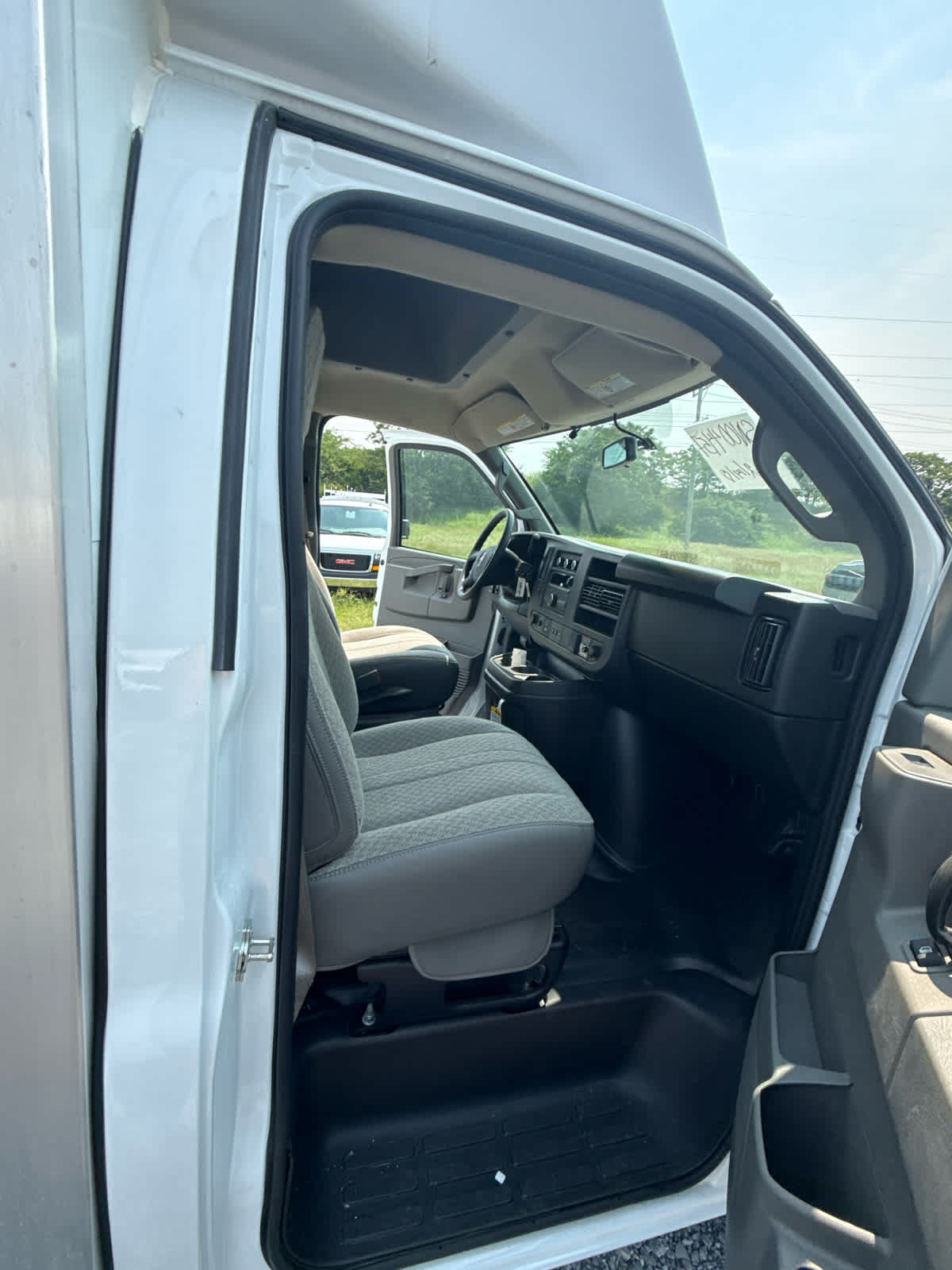 2025 GMC Savana Cutaway 3500 1WT