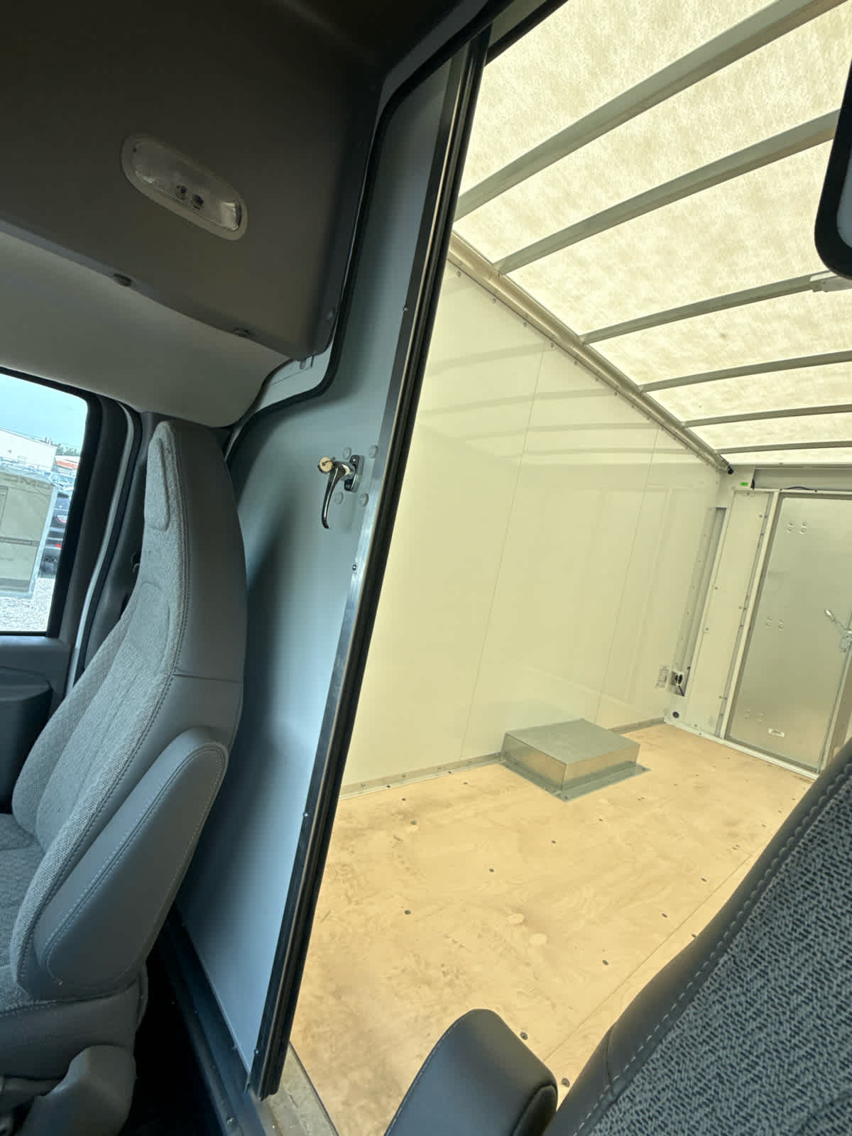 2025 GMC Savana Cutaway 3500 1WT