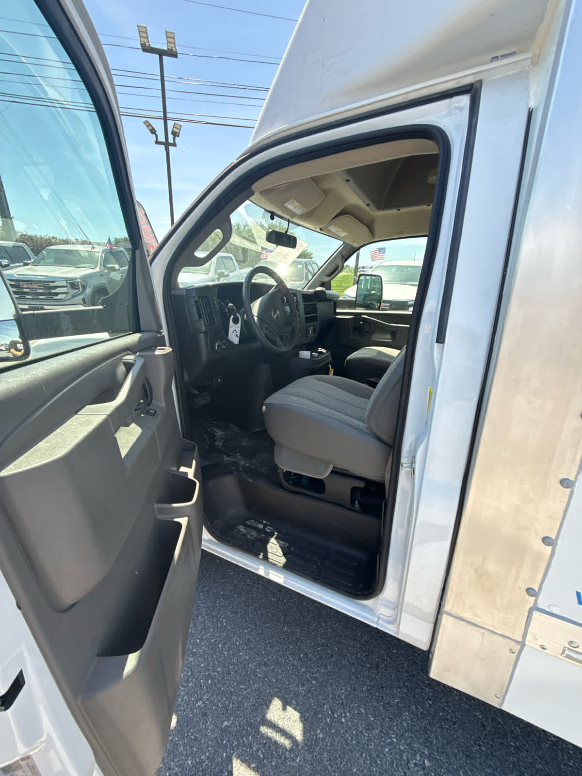 2025 GMC Savana Cutaway 3500 1WT