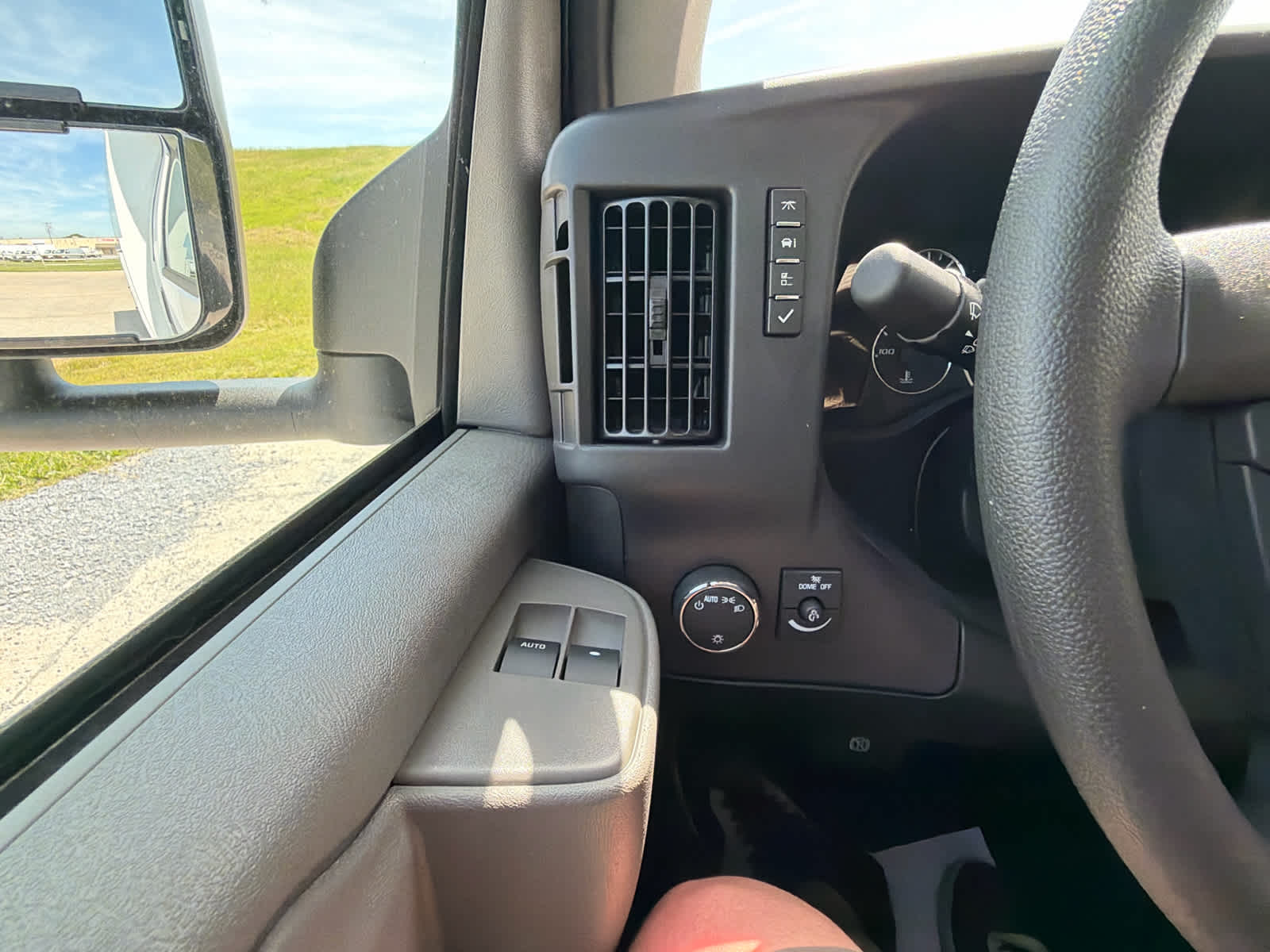 2025 GMC Savana Cutaway 3500 1WT