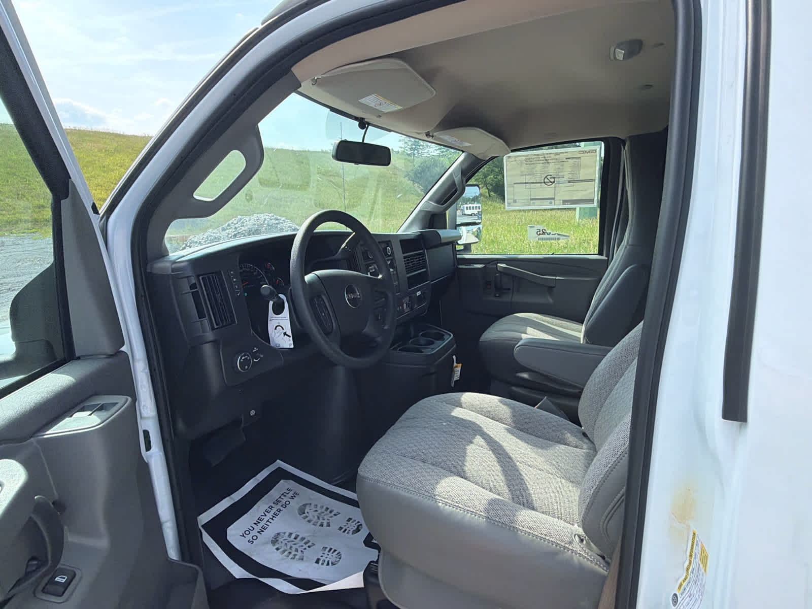 2025 GMC Savana Cutaway 3500 1WT